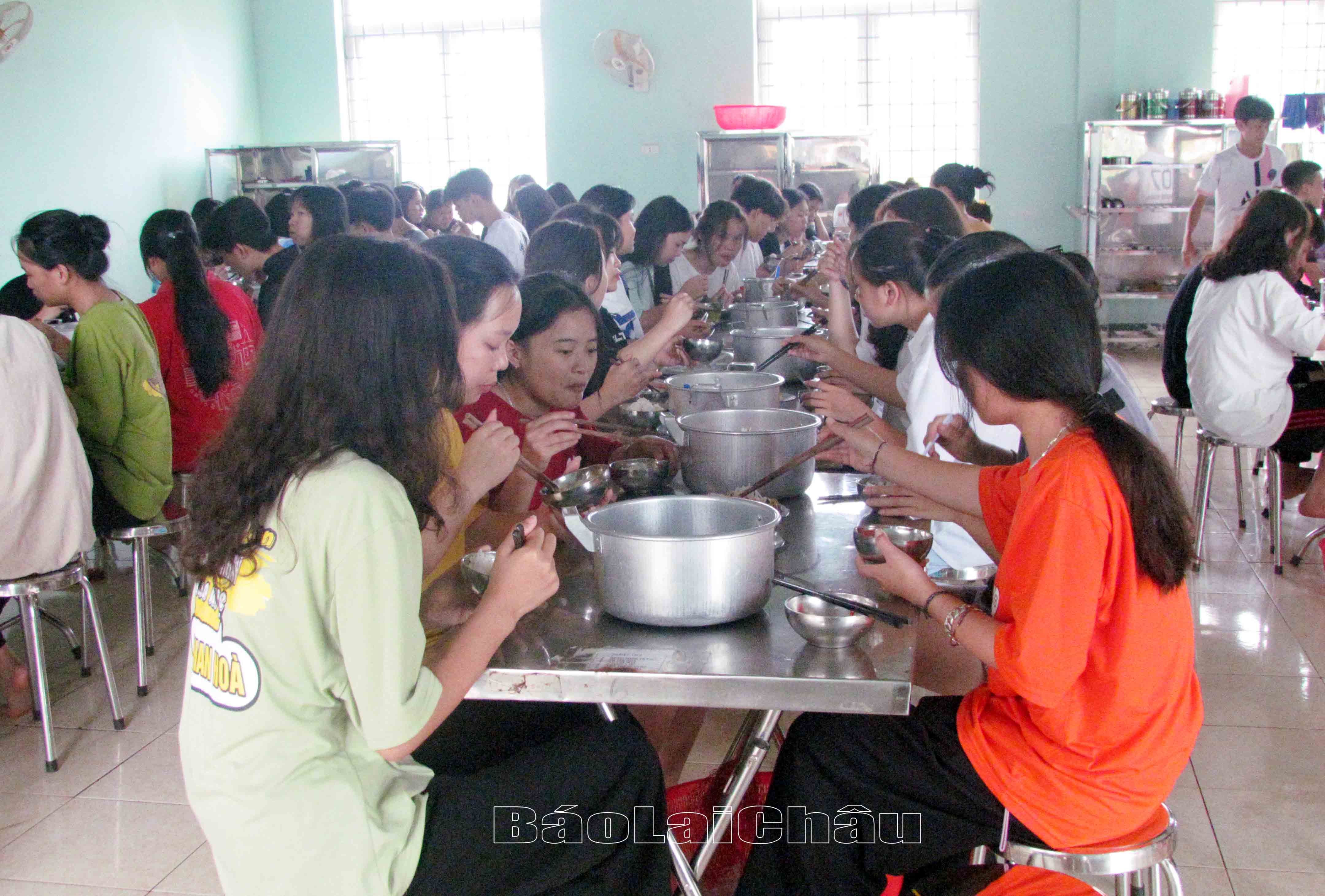 Các món ăn nóng hổi, đảm bảo dinh dưỡng giúp các thí sinh có sức khỏe tốt bước vào kỳ thi tốt nghiệp THPT năm 2022. 